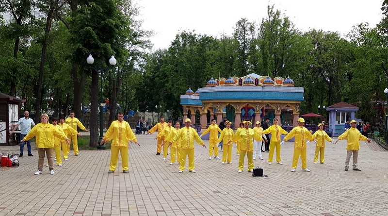 Виконання вправ школи цігун Фалунь Дафа (або Фалуньгун) на Фестивалі культур у Харкові