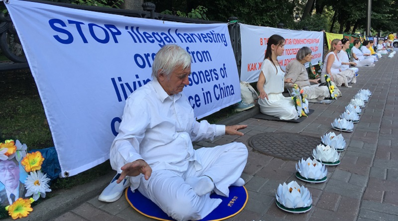 У Києві практикувальники Фалунь Дафа провели акції мирного протесту проти жорстоких репресій послідовників Фалуньгун в Китаї, які тривають вже 20 років