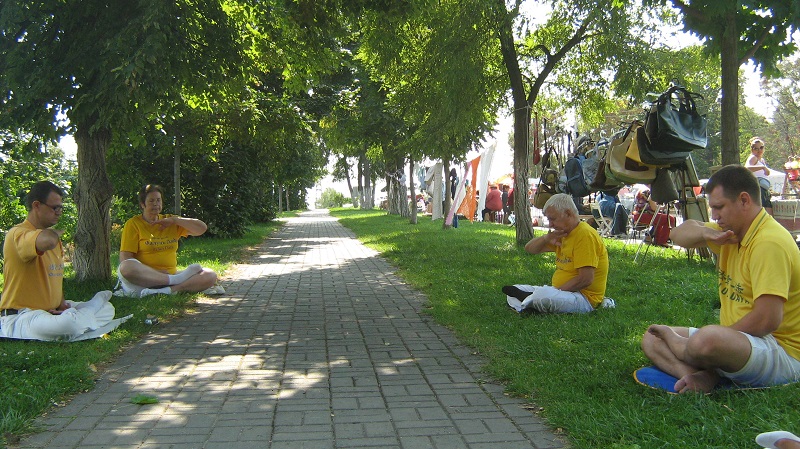 Виконання на заході медитації за Фалуньгун (фото: fofg.in.ua)