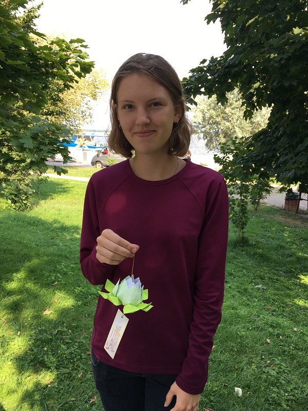 Олена, 15 років: «Виготовлення лотосів принесло мені заспокоєння і радість..." (фото: fofg.in.ua)