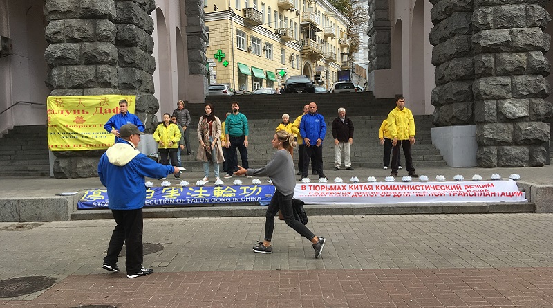 Практика Фалунь Дафа в Києві на Хрещатику