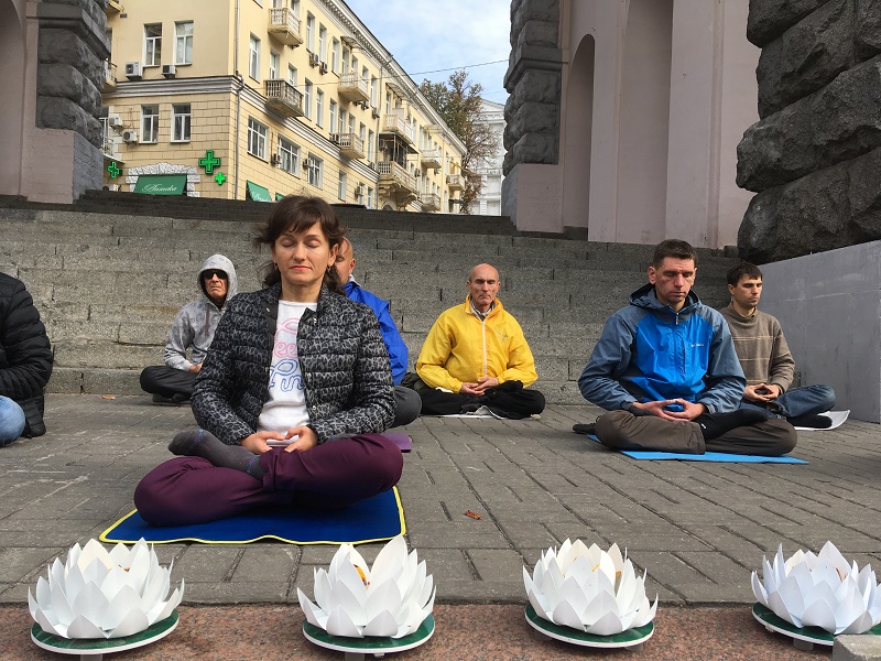 Медитація за школою цігун Фалунь Дафа (Фото: Fofg.in.ua)