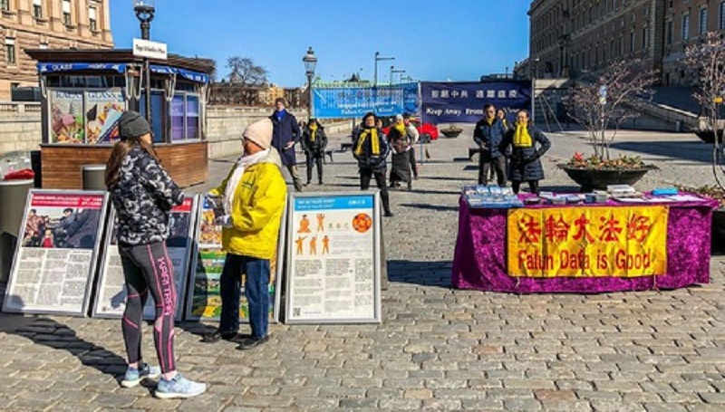 Захід  практикувальників Фалуньгун на площі Минтторгет, поряд з Парламентом Швеції в центрі Стокгольма