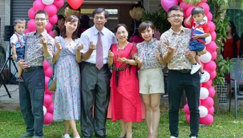 Щаслива родина: Лю Мінхуей і його дружина (в центрі), їх дочки, зяті та онуки