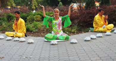 Практикуючі Фалунь Дафа знайомлять жителів Запоріжжя і Маріуполя з медитаціями