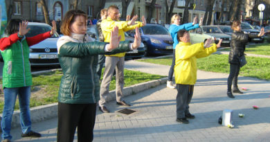 В Запоріжжі учні Фалунь Дафа провели масовий захід з демонстрацією вправ і збіром підписів під петицією DAFOH