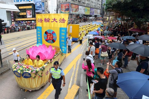Грандіозний парад зворушує серця китайських туристів 