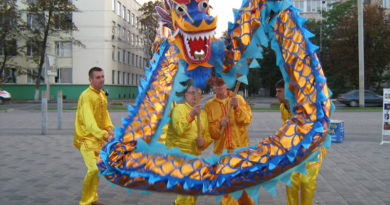 Під час святкувань Дня Міста у м. Дніпро практикуючі Фалунь Дафа показали танець дракона