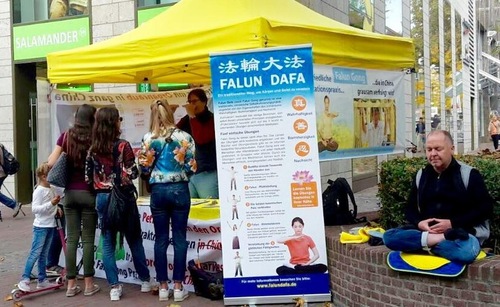 Люди підписують петицію в інформаційному наметі Фалунь Дафа, Ульм, 21 жовтня 2017 року