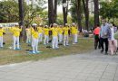 Тайвань. Практикувальники дарують красу Фалунь Дафа жителям міста Гаосюн