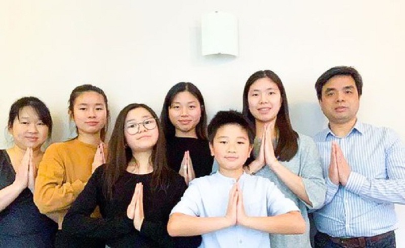 Сюй (перший праворуч) і члени його сім'ї з семи осіб практикують за Фалунь Дафа
