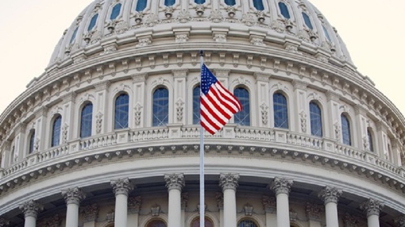 Прапор США над будівлею Капітолію, піднятий 13 травня за ініціативи конгресмена Браяна Фіцпатрика у знак особливого визнання пана Лі Хунчжи, засновника Фалуньгун