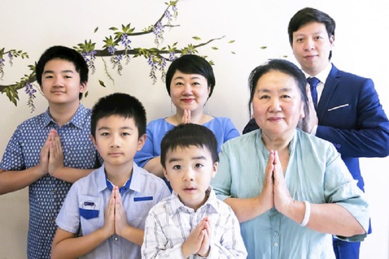 Чжан і всі її родичі бажають Вчителеві Лі щасливого Дня народження