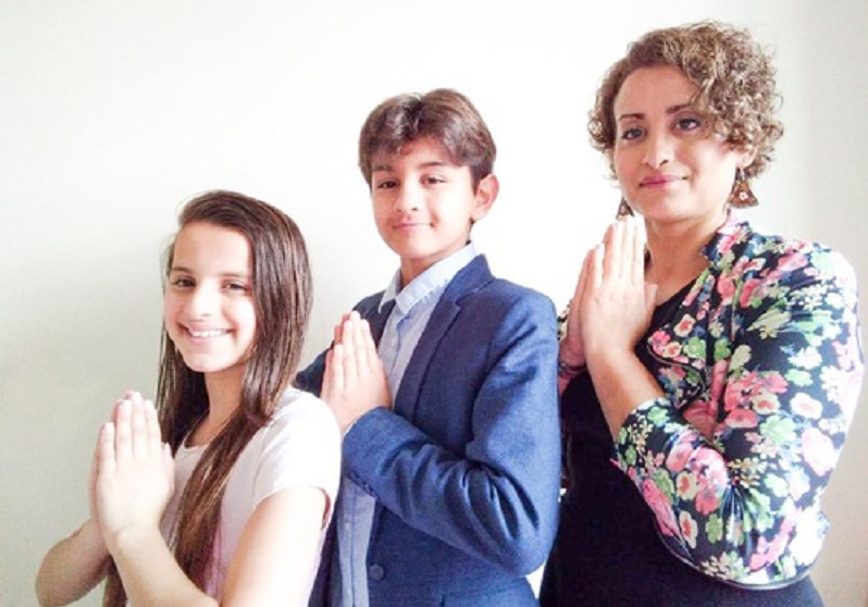Лайла Хачімі, її 13-річний син Аль-Хасан Чегдалі-Хачімі і 12-річна дочка Манель Чегдалі-Хачімі бажають Вчителеві Лі щасливого Дня народження!