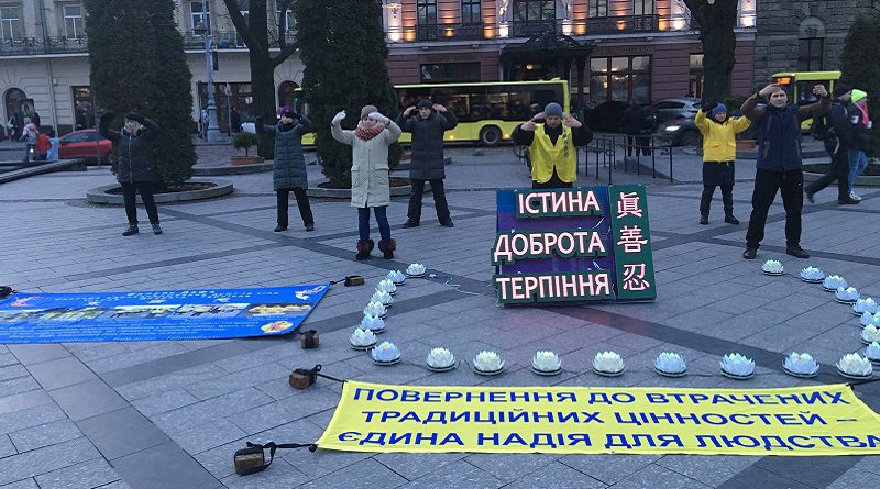 Практикувальники Фалуньгун  познайомили жителів західної України з Фалунь Дафа та новою Всесвітньою петицією