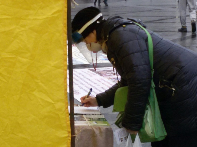 Люди підписують Всесвітню петицію (Фото: Fofg.in.ua)