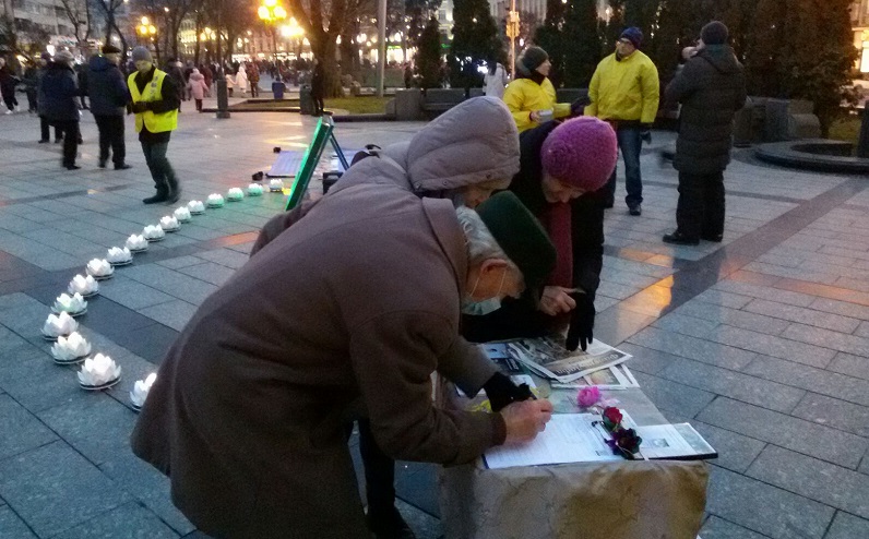 Люди підписують Всесвітню петицію (Фото: Fofg.in.ua)