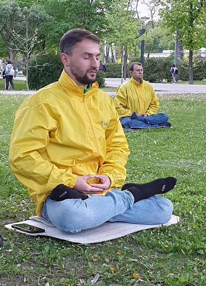 Медитація за Фалуньгун (Фото: Fofg.in.ua) 
