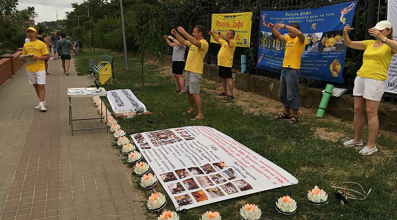 Жителі й гості Чорноморська приєдналися до підписання всесвітньої петиції  й ознайомилися з вправами цігун Фалунь Дафа (Фалуньгун)