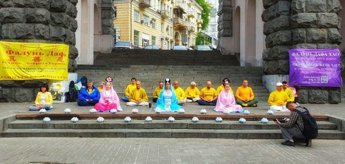 Виконання медитації під час заходу у Києві, присвяченого Всесвітньому Дню Фалунь Дафа