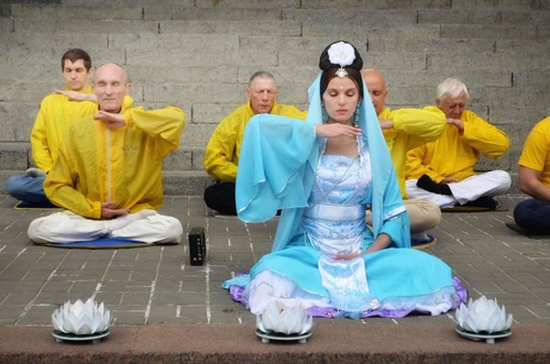 Практикувальниця Фалуньгун Тетяна (у блакитному одязі у першому ряду) виконує медитативну вправу