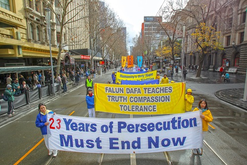 9 липня 2022 року учні Фалуньгун пройшли маршем центром Мельбурна, щоб привернути увагу людей до переслідування цієї духовної практики в Китаї