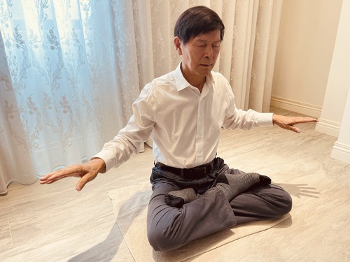 Лі Юфу виконує медитативну вправу Фалунь Дафа