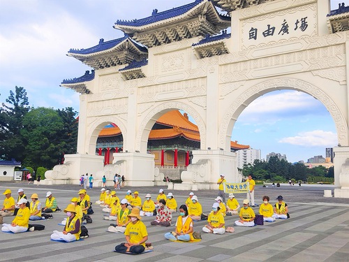 Практикувальники демонструють вправи Фалунь Дафа під час заходу на площі Свободи в Тайбеї 13 серпня, що проходив протягом усього дня