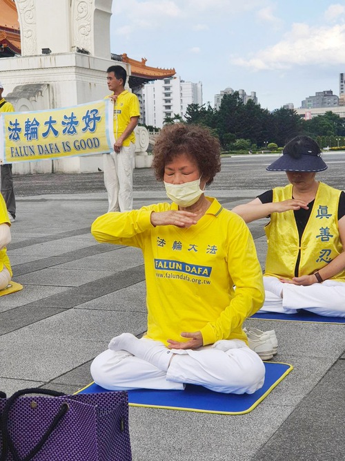 Ні Чжен (на передньому плані) сказала, що стала здоровою, коли почала практикувати Фалунь Дафа