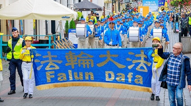 У Варшаві (Польща) місцеві жителі висловлюють підтримку Фалунь Дафа під час двох великих парадів