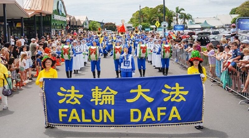 У Новій Зеландії практикувальники Фалуньгун взяли участь у двадцяти Різдвяних парадах та отримали високу оцінку глядачів