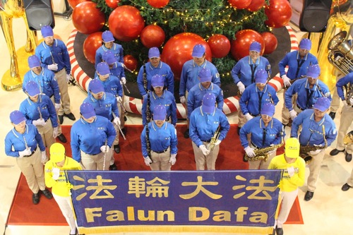 Духовий оркестр Тянь Го виступає на святковому різдвяному заході у торговому центрі «Балі Галерея»