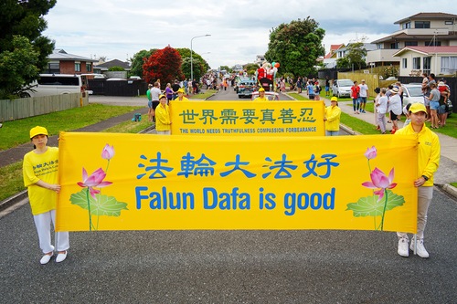 Практикувальники Фалуньгун беруть участь у Різдвяних парадах у різних частинах Нової Зеландії, листопад та грудень 2022 року
