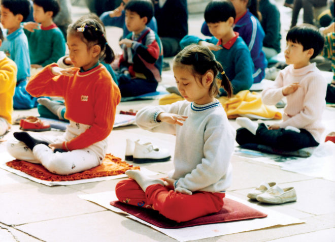 На цій недатованій фотографії діти практикують медитацію Фалуньгун у Китаї до того, як компартія Китаю розпочала переслідування цієї духовної практики в липні 1999 року. (Фото: Minghui.org)