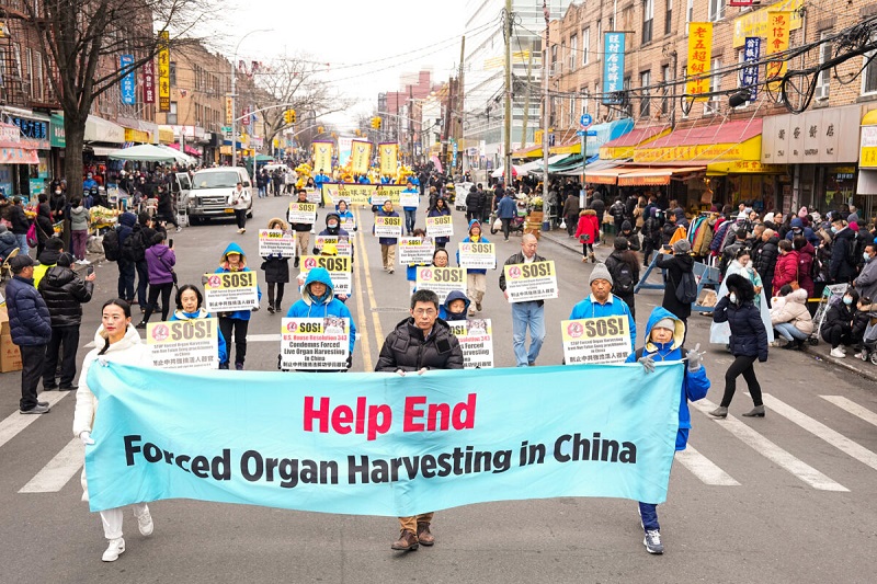 Практикувальники Фалуньгун йдуть на параді, демонструючи переслідування китайським режимом їхньої віри, у Брукліні, штат Нью-Йорк, 26 лютого 2023 року. (Фото: Ларрі Дай/The Epoch Times)