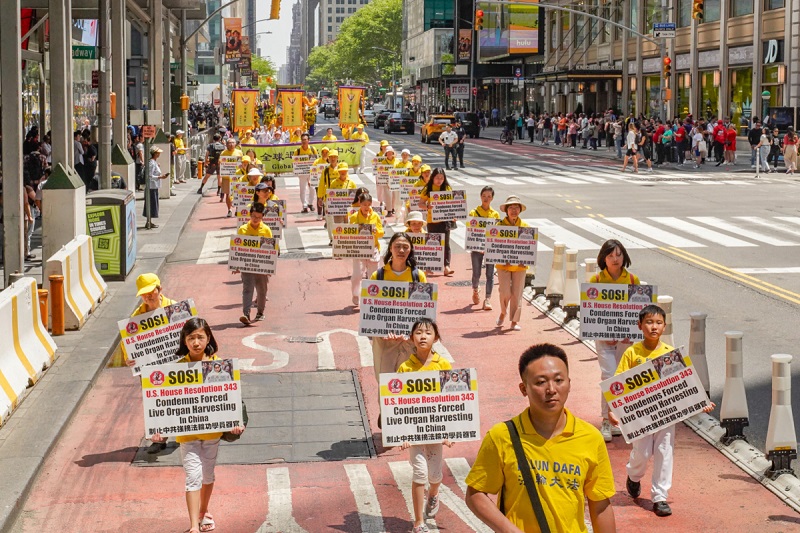 Практикувальники Фалуньгун ідуть маршем на Манхеттені на честь Всесвітнього дня Фалунь Дафа, 12 травня 2023 року, місто Нью-Йорк (Фото: Ларрі Дай/The Epoch Times)
