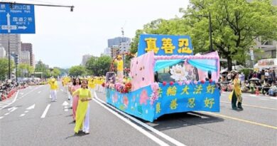 Глядачі фестивалю квітів у Хіросімі (Японія) вітають Фалунь Дафа