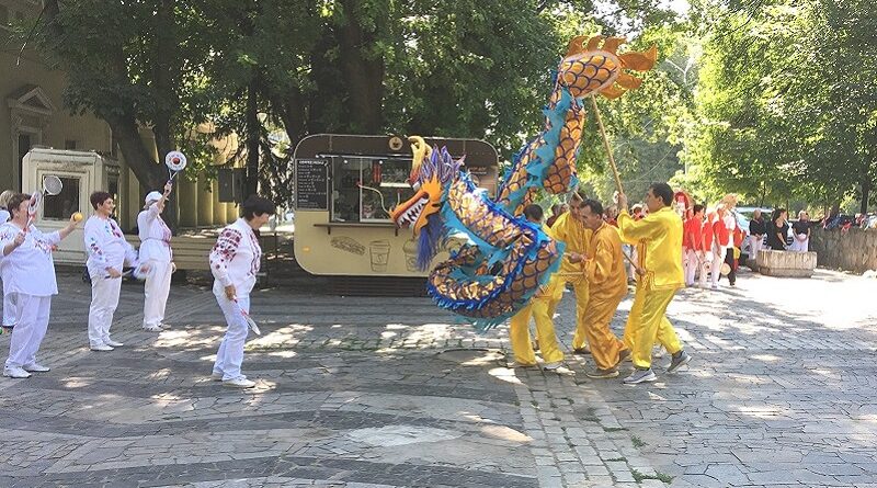 У Дніпрі практикувальники Фалуньгун взяли участь у міському заході «Китайська гімнастика»