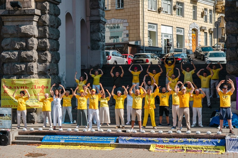 Практикувальники знайомлять перехожих з Фалунь Дафа в центрі Києва