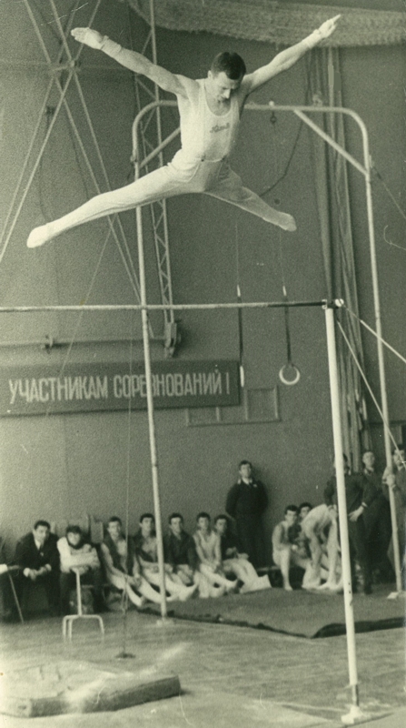 Юрій Володимирович виконує елементи гімнастики на змаганнях, 1960-ті рр.