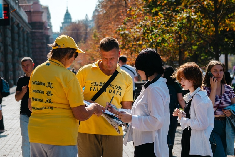 Жителі міста підписують петицію, яка закликає покласти край переслідуванню в Китаї
