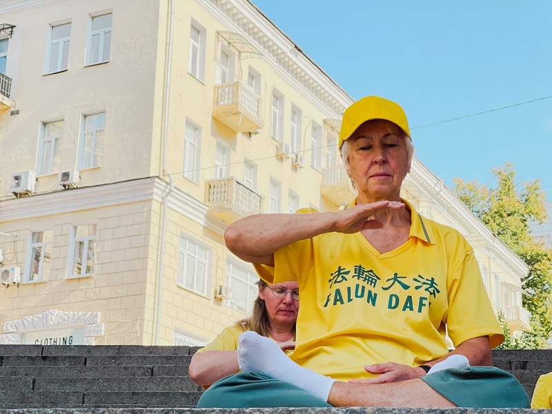 Практикувальники демонструють вправи Фалунь Дафа у центрі Києва