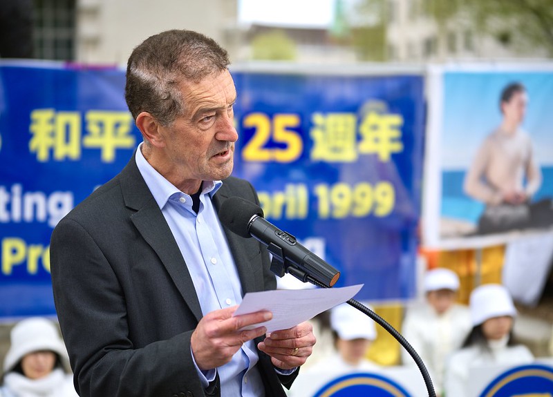 Джон Ді, голова організації «Друзі Фалуньгун у Європі», виступив на мітингу