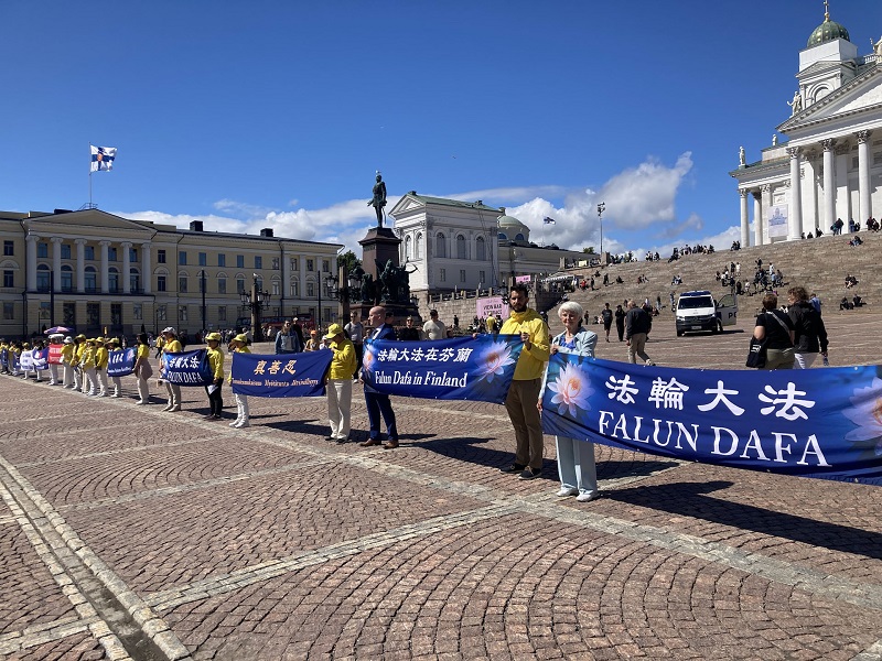 Практикувальники Дафа пройшли повз Кафедральний собор Гельсінкі