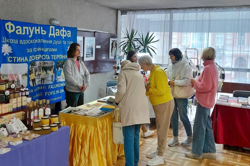 Практикувальники демонструють вправи Фалунь Дафа під час виставки «Здоров'я та довголіття-2024» у Києві