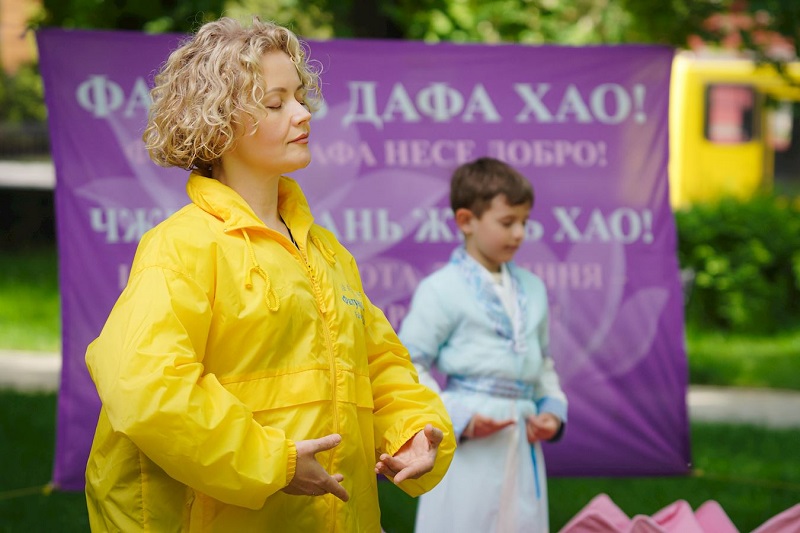 Практикувальники виконують вправи цігун Фалунь Дафа в парку в центрі Києва