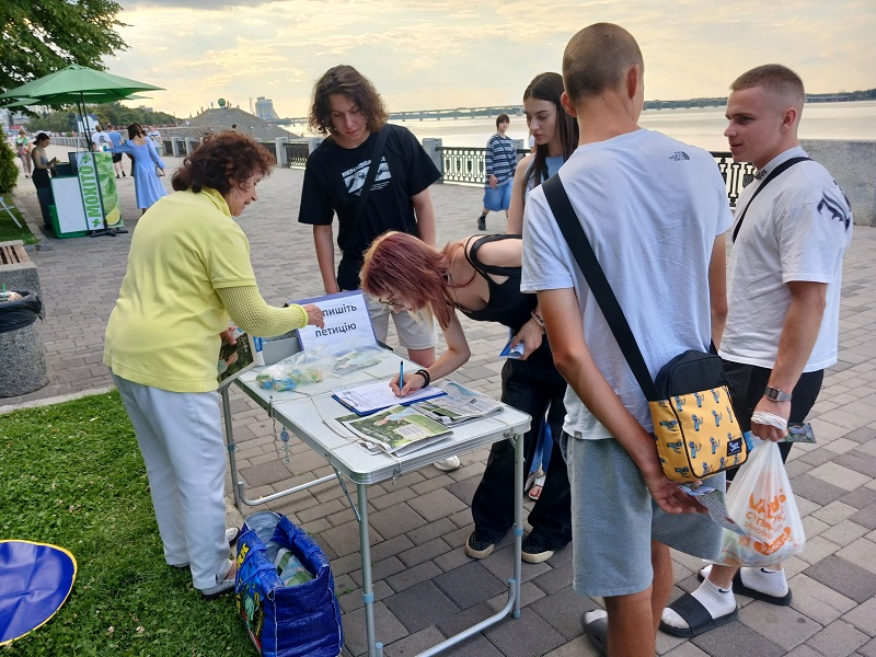 Збір підписів під петицією «Покладемо край злісній комуністичній партії Китаю».