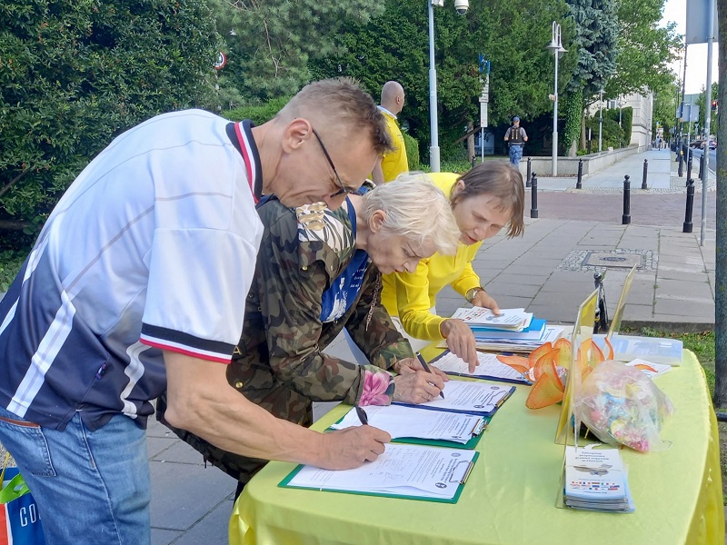 Анна (у центрі) підписує петицію G7+7