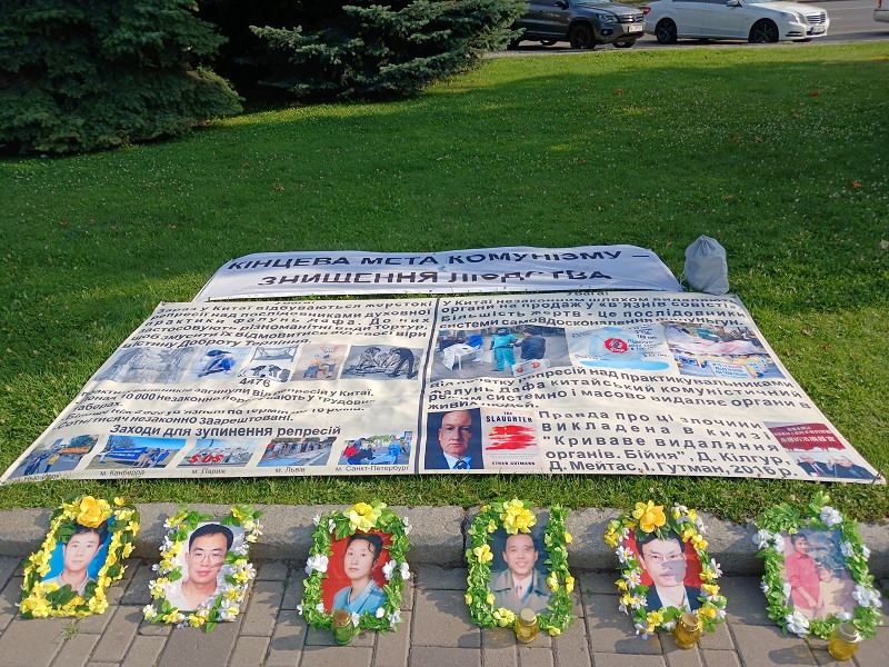 Плакати з методами тортур та вінки загиблих від репресій у Китаї послідовників Фалунь Дафа