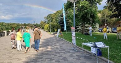 У місті Дніпро практикувальники Фалуньгун провели захід, присвячений 26-й річниці репресій у Китаї У місті Дніпро практикувальники Фалуньгун провели захід, присвячений 26-й річниці репресій у Китаї